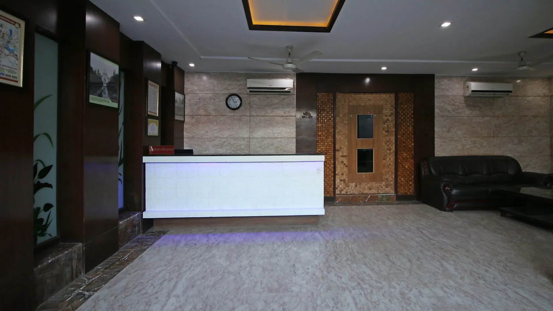 ***  Oyo 8095 Hotel Areeba Agra  India