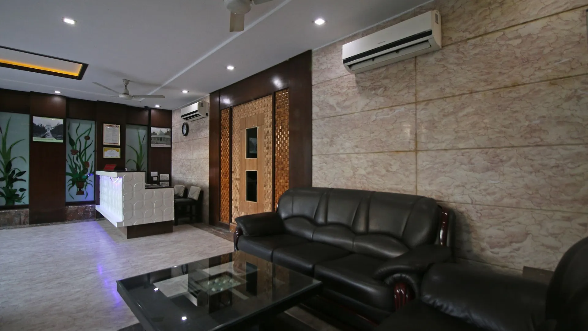 Oyo 8095 Hotel Areeba Agra